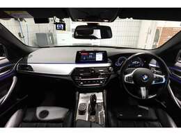 ドライバーに向かってレイアウトされた機能的なセンターコンソールやコントロール類がもたらす高い操作性。常に、運転に集中できるレイアウトです。