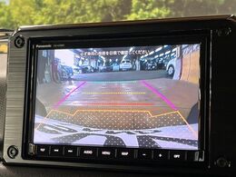 【バックカメラ】駐車時に後方がリアルタイム映像で確認できます。大型商業施設や立体駐車場での駐車時や、夜間のバック時に大活躍！運転スキルに関わらず、今や必須となった装備のひとつです！