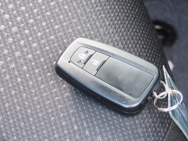 キーをポケットに入れたままでもエンジンON/OFF、ドア施錠/開錠可能♪便利なスマートキー付です♪