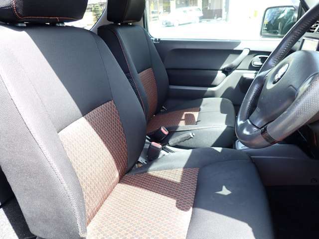 お値段お手頃価格車！！当店おススメの1台となっております。お問い合わせ・ご来店の際はカーセンサーを見た！とお伝え下さい。