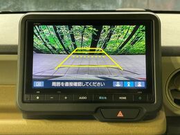 【バックカメラ】駐車時に後方がリアルタイム映像で確認できます。大型商業施設や立体駐車場での駐車時や、夜間のバック時に大活躍！運転スキルに関わらず、今や必須となった装備のひとつです！