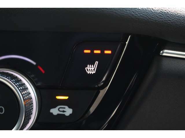 運転席・助手席に3段階の温度調整があるシートヒーターを装備。寒い時期には重宝する装備ですね！