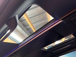 【ガラスルーフ】ガラスルーフ搭載で車内の解放感が一気にアップ！開放的なドライブをお楽しみいただけます。