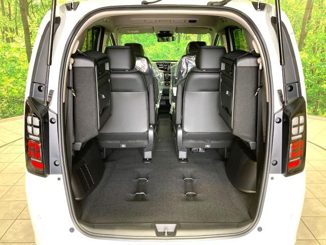 普段のお買い物や通勤、送迎等に十分な荷室スペースを確保しております。セカンドシートを倒すと、大きな荷物の積載も可能です♪