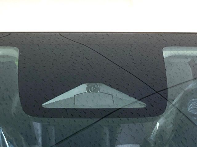 【ホンダセンシング】走行中に前方の車両等を認識し、衝突しそうな時は警報とブレーキで衝突回避と被害軽減をアシスト。より安全にドライブをお楽しみいただけます。