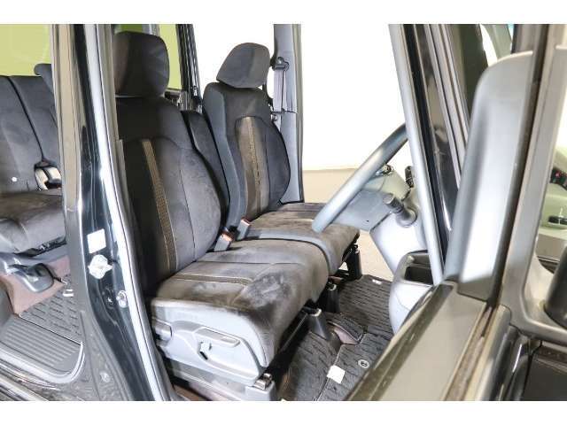 フロントシートはベンチシートタイプ♪　センターには格納式アームレストも付いています！！室内空間は広々で移動も楽々です♪狭い駐車空間など助手席ドアから出たい時にも大変便利ですよ♪