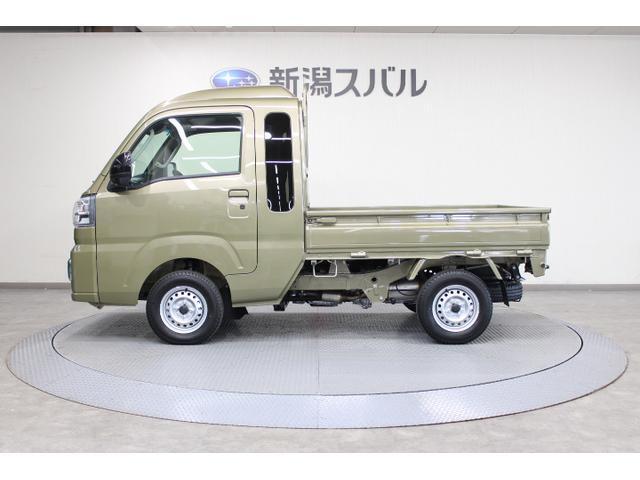 サイドから見たデザインは、シャープなキャビン形状と力強い荷台シルエットで存在感ありありです！働く現場にもアウトドアにも、映える一台です！