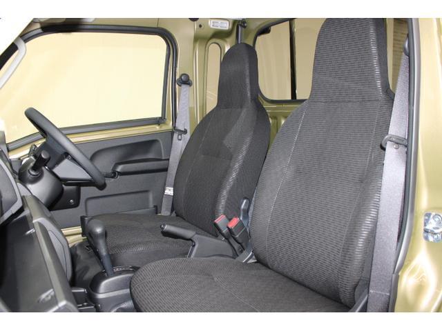 しっかりホールドするシート形状で長時間の運転も疲れにくい設計。耐久性に優れた素材と使いやすいリクライニング機能で、仕事も快適にサポートします！