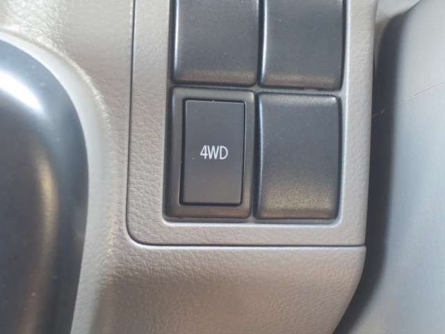 4WDの切り替えスイッチ付きです☆走行環境によって駆動を切り替えられるのでうれしいですね♪
