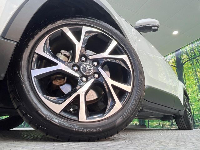 【純正アルミホイール】外観にマッチした純正アルミホイールを装着しております。各種社外アルミホイールや、スタッドレスタイヤも取扱いしております。是非ご相談ください♪