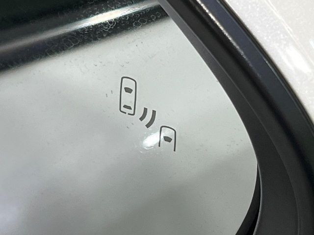 【ブラインドスポットモニター】走行中、ドアミラーの死角になりやすい箇所に後続車が接近するとサイドミラーのレンズに警告を表示！ドライバーに注意喚起をしてくれます。