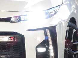 暗い夜道でも視界良好な、アダプティブハイビーム付LEDヘッドライト/LEDフォグ☆