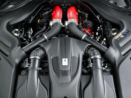 フロントミッドに搭載された3.9LのV8ツインターボエンジンは620馬力を発揮します。