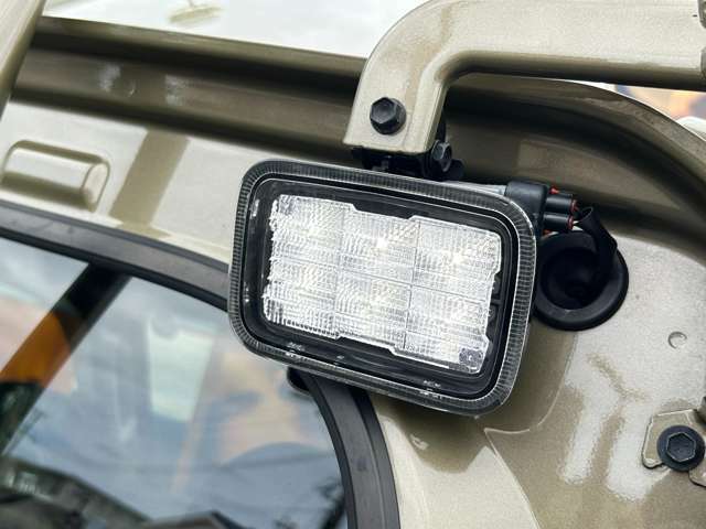 LED大型荷台作業灯が搭載されております！！パーキングでサイドブレーキを引いた状態でご使用が可能です。
