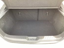 開口部が広いファストバック。荷物んお載せ降ろしも便利に行えます。