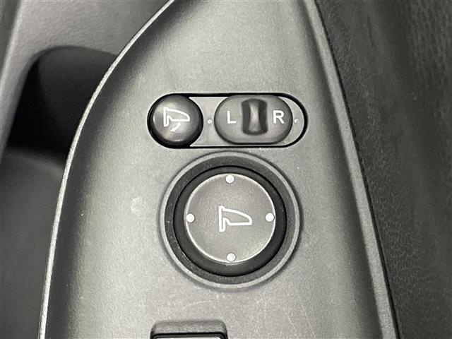 【電動格納ミラー】運転席のスイッチで、ドアミラーの開閉や角度の調整ができます。