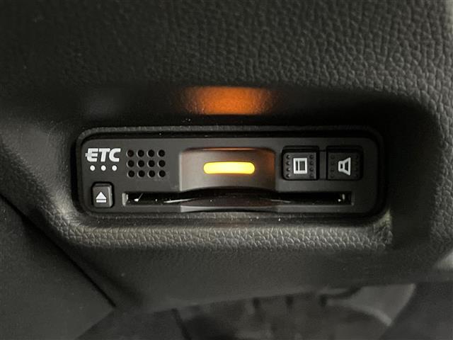 【純正ビルトインETC】有料道路を利用する際に料金所で停止することなく通過できる、ETC車載器（ノンストップ自動料金収受システム機器）が装備されています。セットアップを行うことで利用可能になります。