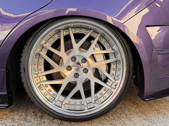 来店予約で成約を頂いたお客様には当店オリジナルの除菌消臭プランをプレゼント！車内の気になる臭いを解消するためにオゾン発生器を使用し、強力に除菌脱臭し二酸化塩素除菌消臭剤 SEAL OFFを使用して消臭します。