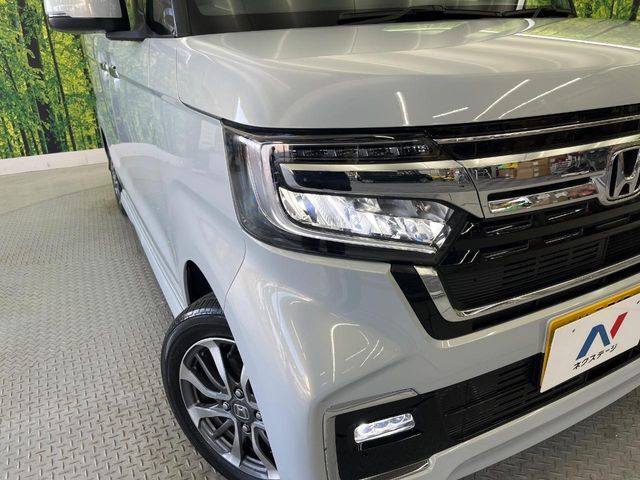 【LEDヘッドライト】悪天候や夜間走行時も良好な視界を確保し安心して運転できる高輝度LEDヘッドライトを装備！点灯速度が早く、消費電力も抑えられています。