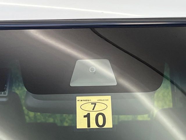 【ホンダセンシング】走行中に前方の車両等を認識し、衝突しそうな時は警報とブレーキで衝突回避と被害軽減をアシスト。より安全にドライブをお楽しみいただけます。