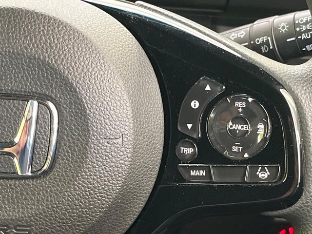 【アダプティブクルーズコントロール】高速道路での長距離走行が楽に！！自動で速度を保つクルーズコントロールが、衝突軽減システムと連携し、前方の車両を感知して車間を保つように速度調節してくれます！！