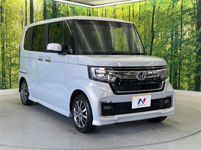 大好評のボディコーティング「弾スプラッシュコート」もご納車までに施工可能。通常のガラスコートと異なる、耐久年数6年の無機質ガラスコーティングが、ボディをキレイな状態に保ってくれます。
