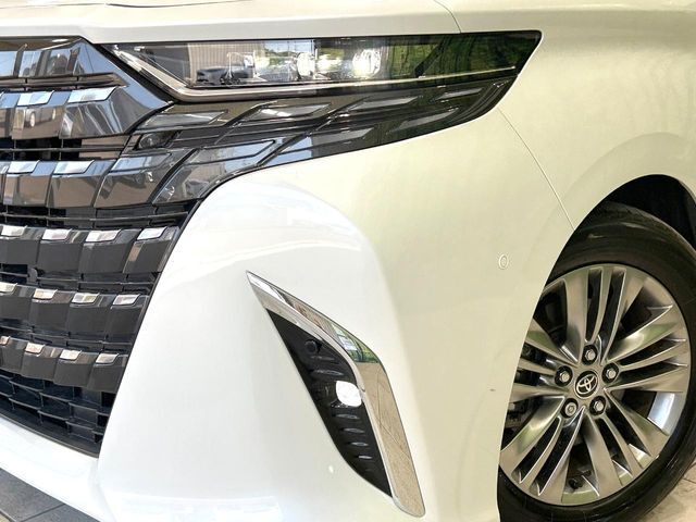 【LEDヘッドライト】悪天候や夜間走行時も良好な視界を確保し安心して運転できる高輝度LEDヘッドライトを装備！点灯速度が早く、消費電力も抑えられています。