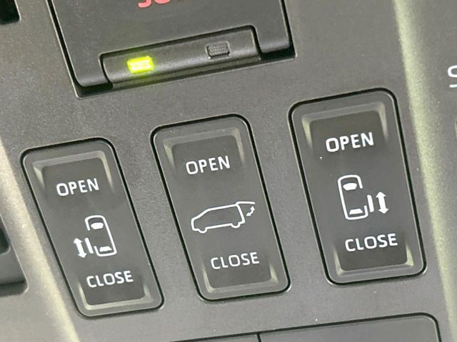 【両側パワースライドドア】スマートキーや運転席のスイッチで後席両側スライドドアの開閉が可能♪電動だから力を入れてドアを開ける必要が無く、小さなお子様でも簡単に開け閉めでき快適です♪