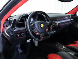 ボディは特別仕様の Nero Opaco（マットブラック） で仕上げられ、艶を抑えた質感がフェラーリの造形美を一層際立たせています。