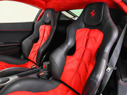 内装には鮮やかな Rossoレザー を採用し、漆黒の外装との強いコントラストが情熱的な印象を与える一台です。