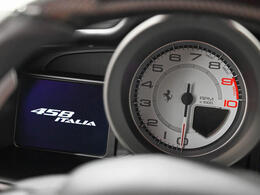 搭載される4.5リッターV8自然吸気エンジンは、アクセル操作に素早く反応し、軽やかな吹け上がりと心地よい加速感を実現。