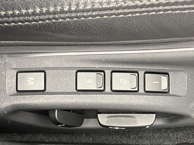 【メモリー機能付きパワーシート】ドライバーごとに設定したシート位置を記憶して、ボタン一つで切り替えできる便利な機能！運転する方が複数名いらっしゃるご家庭におすすめです。