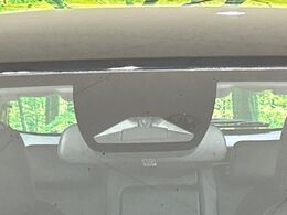 【ホンダセンシング】走行中に前方の車両等を認識し、衝突しそうな時は警報とブレーキで衝突回避と被害軽減をアシスト。より安全にドライブをお楽しみいただけます。