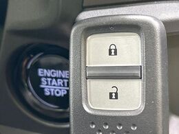 【Hondaスマートキー】カバンやポケットに入れたままでもドアの施錠・解錠が可能なスマートキーを装備。エンジンのオン・オフ時もカギを取り出す必要が無いからとっても便利です♪