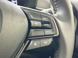 【アダプティブクルーズコントロール】高速道路での長距離走行が楽に！！自動で速度を保つクルーズコントロールが、衝突軽減システムと連携し、前方の車両を感知して車間を保つように速度調節してくれます！！