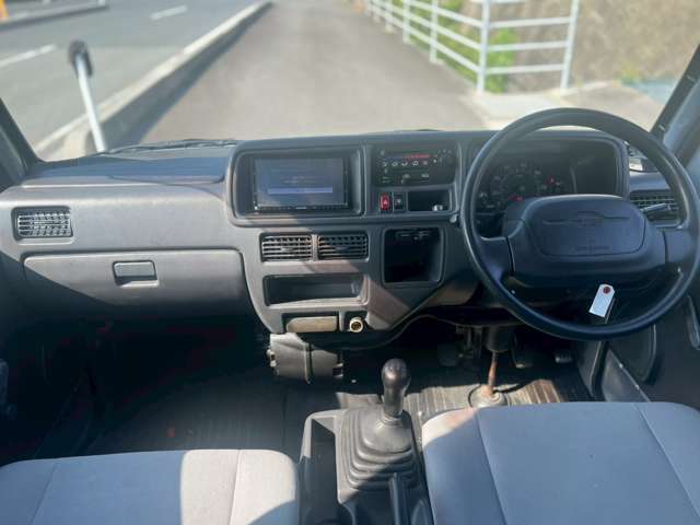 広々運転席で視界も良好です！