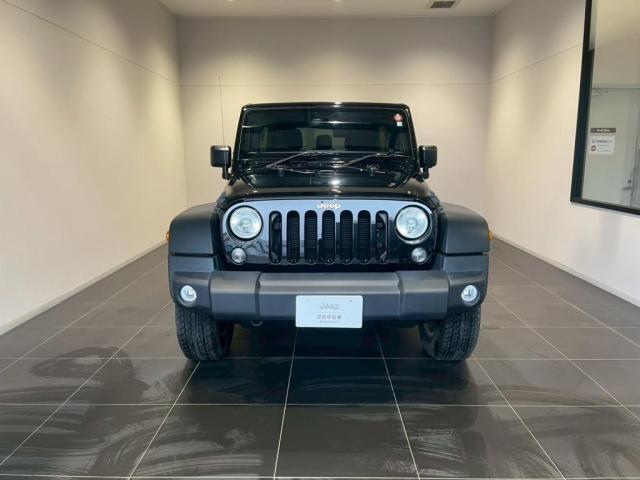 一目でJeepとわかるフロントマスク。