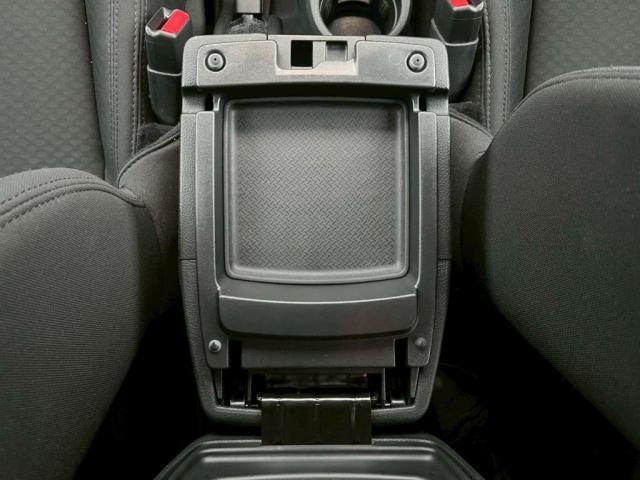 アームレスト下は2段階式の収納となっています。