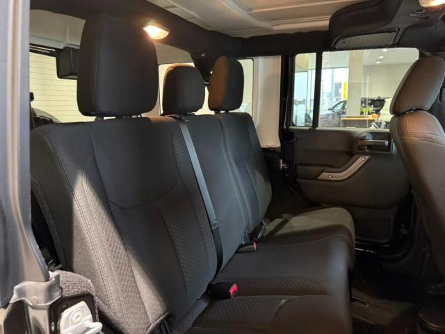 使用感が少なくきれいなセカンドシート。