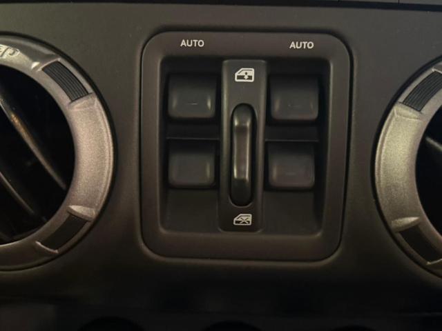 パワーウィンドウスイッチはセンターパネルにございます。