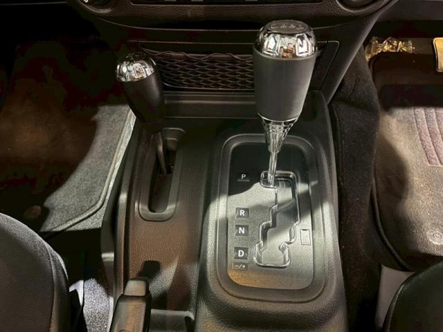 シフトノブにもJeepのロゴ入り。