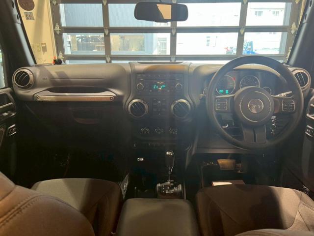 ブラックで統一され、すっきりとした運転席。