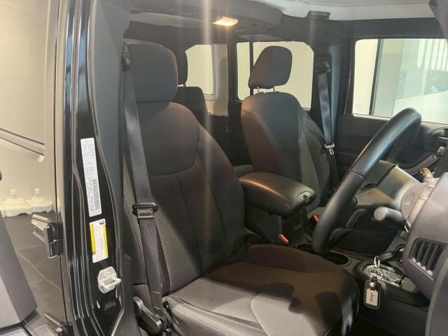 フロントシートもダメージ、使用感が少なく良い状態です。