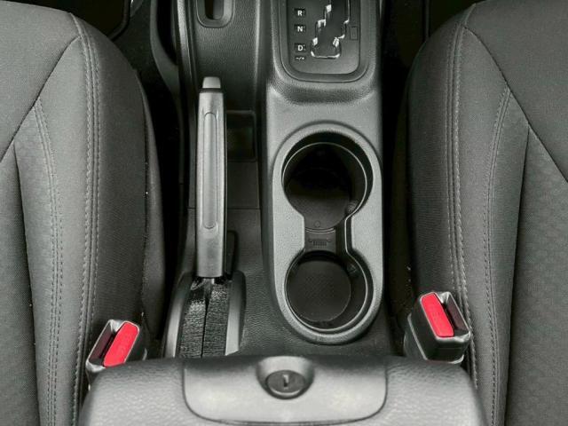 フロントシート用ドリンクホルダー。深さがあるので安定します。