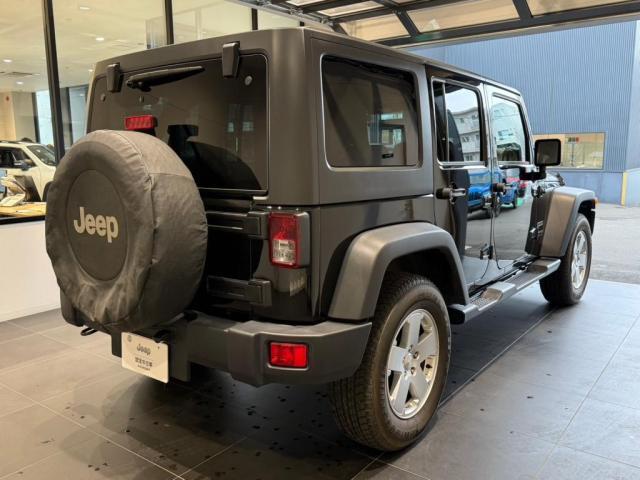 張り出したオーバーフェンダーが、オフローダーらしさを演出しています。