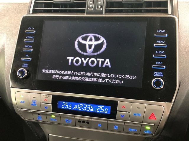 【純正ナビ】人気の純正ナビを装備しております。ナビの使いやすさはもちろん、オーディオ機能も充実！キャンプや旅行はもちろん、通勤や買い物など普段のドライブも楽しくなるはず♪