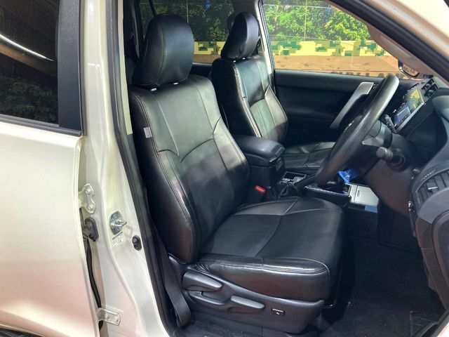 運転席シート廻りは使用感も少なく、良好な状態となっています。前オーナー様が丁寧に使っていたことがよくわかりますね。