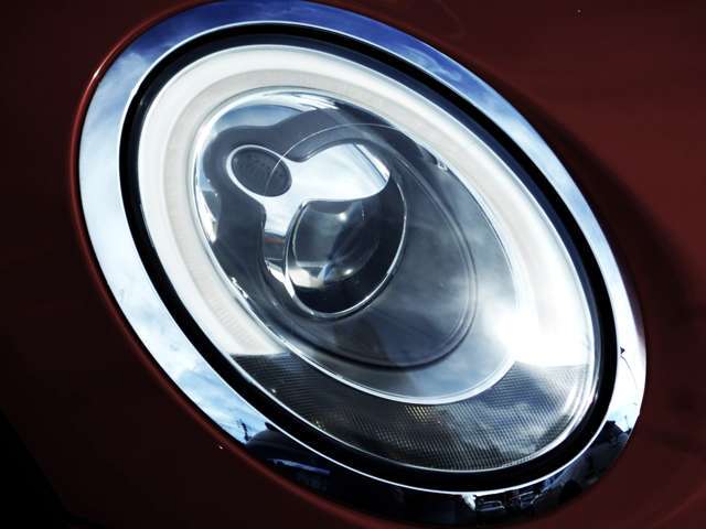 プロジェクター式のLEDライトも装着しています、ヘットライトレンズも大きなダメージ等なく大変コンディションの良い状態をキープしています