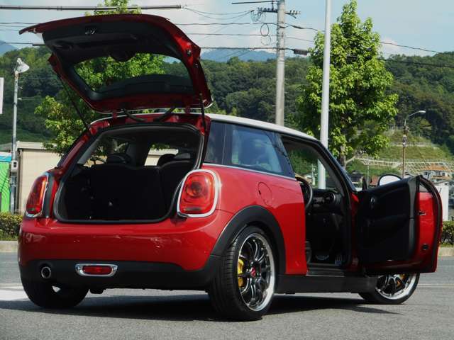 3ドアモデルでミニらしいスタイリングです、WORK18インチアルミにKW車高調キットも装着しています
