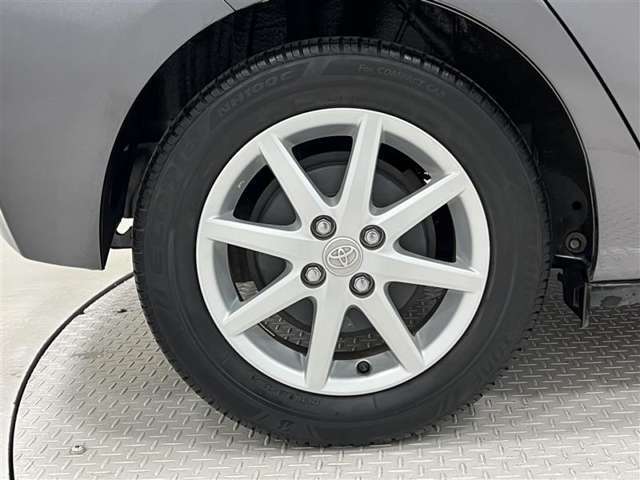 タイヤサイズは175/65R15！納車前の点検時にタイヤ交換させていただきます！純正アルミホイール！